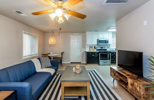 Roosevelt House | Cheerful & Remodeled - 2 miles from Fresno Airport