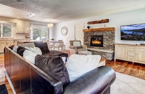 Tahoe Paradise House | Cheyenne Chalet - Comfort | Style | Close to Skiing