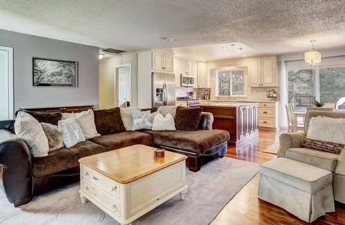 Tahoe Paradise House | Cheyenne Chalet - Comfort | Style | Close to Skiing
