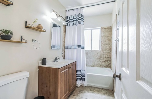 South Wrigley Apartment | Chic 1 Bedroom Apartment - WFH Set Up