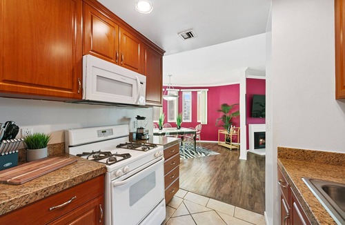 Beverly Grove Hotel | Chic 2-BD with AC, fitness room, WiFi in fantastic Beverly Hills