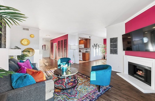 Beverly Grove Hotel | Chic 2-BD with AC, fitness room, WiFi in fantastic Beverly Hills