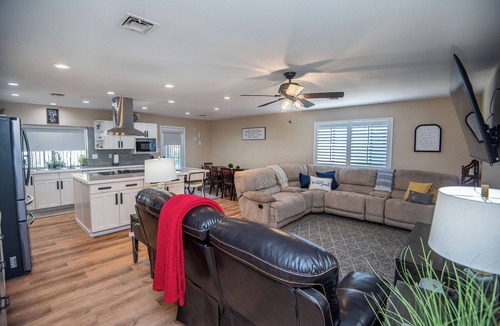 Yuma House | Chic 4-Bed Postmodern: Arizona Getaway for your family/group