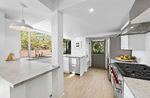 Diamond Crestview House | Chic Beach Cottage: Steps to Beaches, Restaurants and Boutiques
