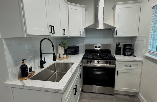 Porterville House | Chic & Cozy Getaway Near Downtown Porterville