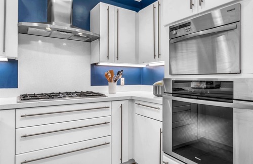 Beverly Grove House | Chic Modern Residence with Heated Pool, Jacuzzi & BBQ