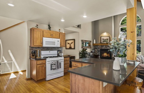 Truckee House | Chic Pet-Friendly Retreat | King Suite, Hot Tub | Clubhouse Access | Near Lake