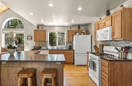 Truckee House | Chic Pet-Friendly Retreat | King Suite, Hot Tub | Clubhouse Access | Near Lake