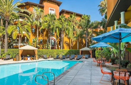 Orange Apartment | Chick & Cozy Condo Near UCI & Disney - Pool & Gym