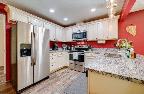 Sparks House | Christian Luxury 4 BR Home Hot Tub Fireplace BBQ Cal King Spacious