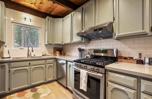 Tahoe Paradise Cabin | Christmas Valley Chalet - Cute little cabin in the woods