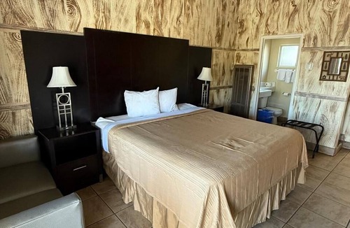 Hollister Hotel | Cinderella Motel