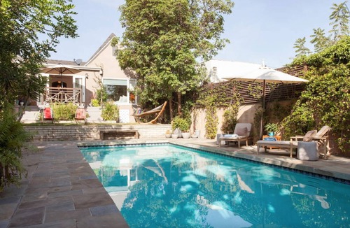 Mid-Wilshire House | CITRUS HOUSE WITH BIG POOL AND GARDEN