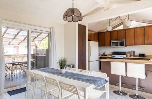 Hayward House | ~ Classic Calm Home in Heart of the Bay ~