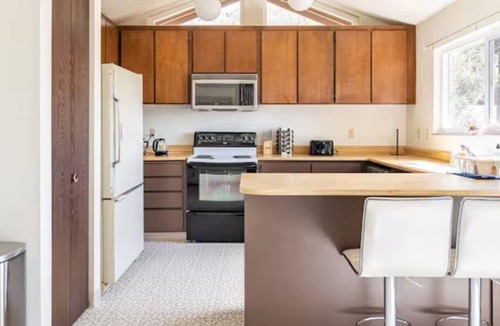 Hayward House | ~ Classic Calm Home in Heart of the Bay ~