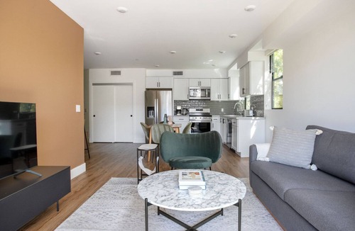 Mid City Apartment | Classic Mid-Wilshire 2BR w/Roof Terrace, nr Shopping, by Blueground