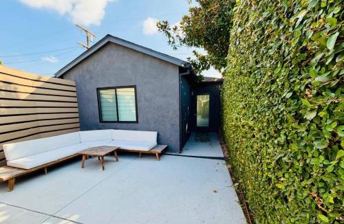 Valley Village House | Claudia's Bellaire Guesthouse