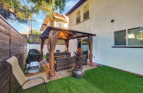 Somerset House | Clean and elegant 2-bedroom back house in tranquil Glendale with AC