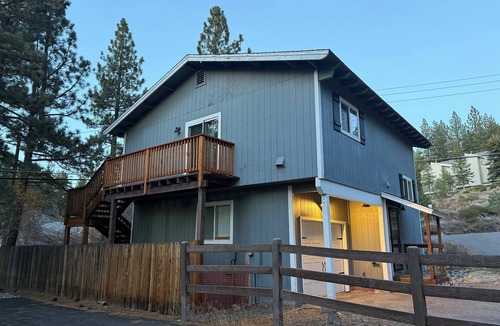 Tahoe Village House | Clean & Cosy 3-bedroom house with hot tub in Stateline, close to Heavenly