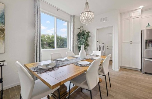 Tulare House | Clean, Lux, cozy Home near Sequoias and Outlet mall/Ag show