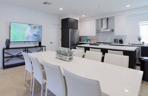 Larchmont Apartment | Close to K-Town 3B4B Vast Home