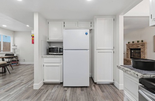 Raisin House | Close to Med Centers + King Bed + Fire Pit