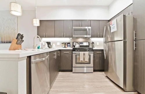 Menlo Park Apartment | Close to Menlo Park Rail | High Speed Internet + Washer/D