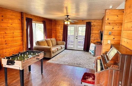 Auberry Cabin | Close to Shaver Lake, family friendly, pets welcomed!