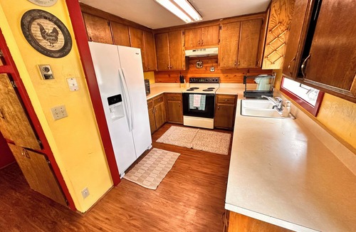 Auberry Cabin | Close to Shaver Lake, family friendly, pets welcomed!