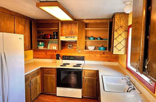 Auberry Cabin | Close to Shaver Lake, family friendly, pets welcomed!