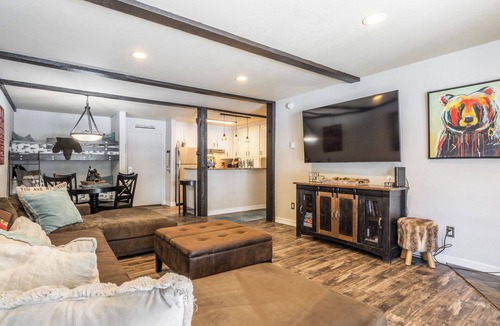 Mammoth Lakes Condo | Closest Condo to Eagle Lift - King, Bunk, Fireplace, Garage Pkg & Dog Friendly!