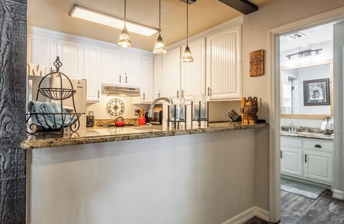 Mammoth Lakes Condo | Closest Condo to Eagle Lift - King, Bunk, Fireplace, Garage Pkg & Dog Friendly!