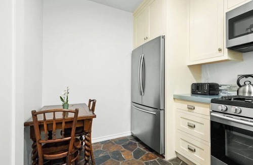 East Beach Cottage | Coastal cottage with private patio - 2 minute walk to beach