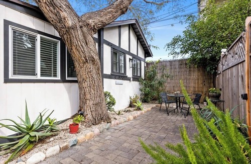 East Beach Cottage | Coastal cottage with private patio - 2 minute walk to beach