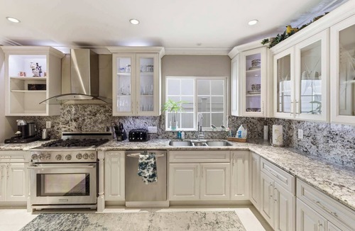 Huntington Beach House | Coastal Dream 3 blocks form the sand Down town HB w/AC