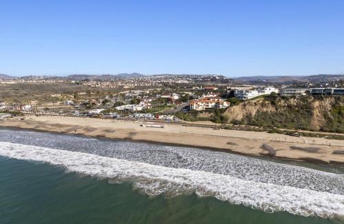 San Clemente House | Coastal Duo Steps to Ole Hanson Casino and the beach