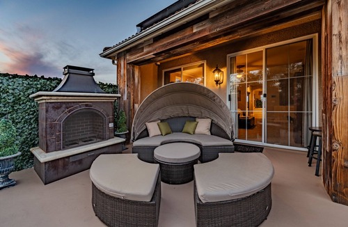 Clovis House | Cobbo's House - wow, luxe, hot tub, pool, gym, gazebo, games, pickleball, bikes