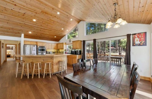 Montgomery Estates Cabin | Cold Creek Adventure Lodge:AC, Pool Table, Hot Tub