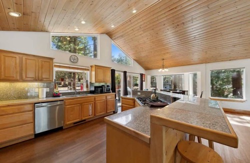 Montgomery Estates Cabin | Cold Creek Adventure Lodge:AC, Pool Table, Hot Tub