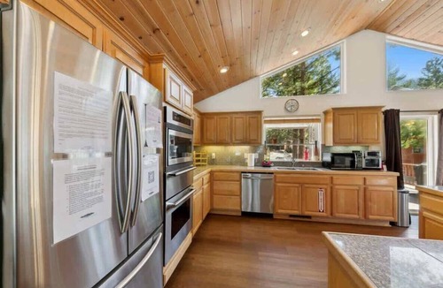 Montgomery Estates Cabin | Cold Creek Adventure Lodge:AC, Pool Table, Hot Tub