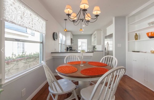 Westchester House | Colorful Boutique 3 bedroom Home -Close to Beach - LMU- Near Golf Course - LAX