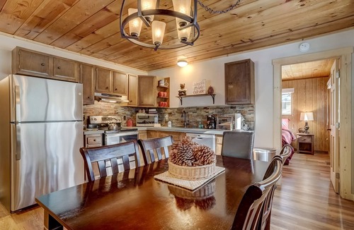 Pioneer Trail Cabin | Come Snuggle Up at Cozy Bear Cabin!