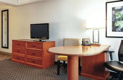 Guasti House | Comfort and Convenience! 2 Amazing Units, Minutes Away to iFLY Indoor Skydiving!