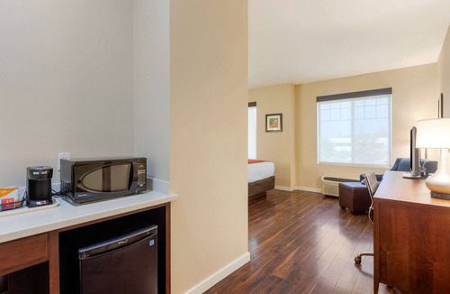 Guasti Hotel | Comfort Inn & Suites near Ontario Airport