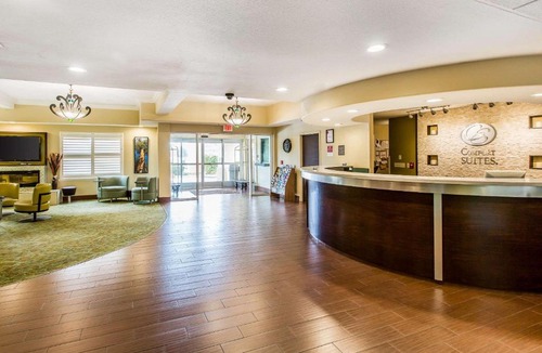 Raisin Hotel | Comfort Suites Fresno River Park