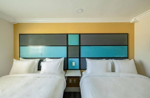 Victorville Hotel | Comfortable 2 Queen Beds w/Microwave Near Local Dining