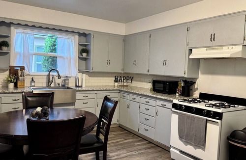 Hanford House | Comfortable 2BR Home King Bed 1 Bath