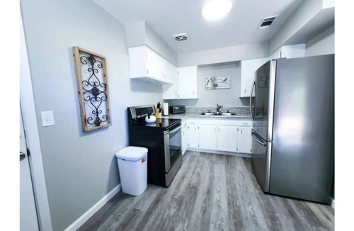 Clovis House | Comfortable Modern Duplex with Great Amenities