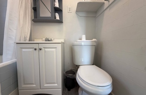 Hollywood Apartment | Comfortable Studio Unit on 2nd Floor