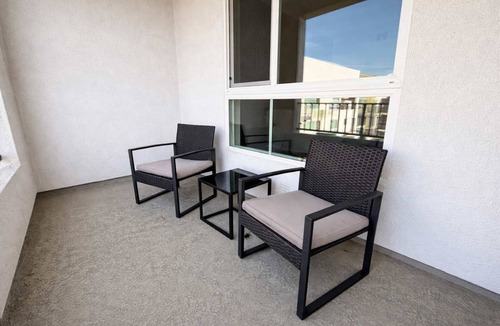 Lyon Street Apartment | Comfy Apartment 10 Min to Disneyland | Pool & Gym